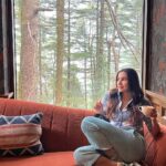 Sonnalli Seygall Instagram - Ending the year with people we love & places we adore ❤️ @hyattregencydhm being the perfect host here in the mountains 🫶 Mountains have a piece of my heart always! So glad we doing this @asheshlsajnani @chefyajushmalik 🕺😘 #mountaingirl #travelwithsonnalli #newyeargoals #friendslikefamily Hyatt Regency Dharamshala