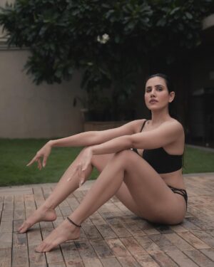 Sonnalli Seygall Instagram - Keep your vibe and your tribe clean.
Be good. Do good. Don’t bitch or gossip viciously . Focus on yourself and your growth every day. 
~ Just some weekend gyaan from the heart ❤️

📸 @dieppj 

#lifegoals #weekendmood #wellnessjourney #thegoodvibetribe