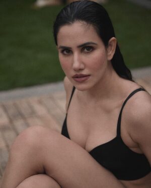 Sonnalli Seygall Instagram - Keep your vibe and your tribe clean.
Be good. Do good. Don’t bitch or gossip viciously . Focus on yourself and your growth every day. 
~ Just some weekend gyaan from the heart ❤️

📸 @dieppj 

#lifegoals #weekendmood #wellnessjourney #thegoodvibetribe
