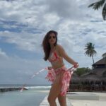 Sonnalli Seygall Instagram - Messy, chaotic & beautifully evolving 🫥 Resortwear @mandirawirkhq #beachgirl #holidaymood #tuesdays #throwbacktuesday
