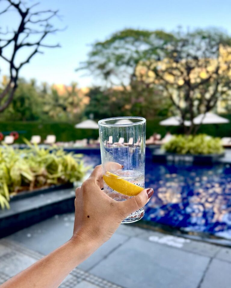 Sonnalli Seygall Instagram - Sunday well done ✅ 🌞 ❤️ Hello 🦌 Husband & sanity keeper @asheshlsajnani Friend & cameraman @kunala Location & fav Sunday hang @grandhyattmumbai #sundaymood☀️ #waterbaby