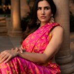Sonnalli Seygall Instagram - Sonnalli A Sajnani’s (@sonnalliseygall) love for fashion goes all the way back to her childhood. Even before she hit teenagehood, the actor knew what she wanted to wear. “When I was 13, I used to cut my mum’s sarees and incorporate them into my jeans,” she tells us. From the little girl DIY-ing her way through fashion to now, where her personal style is “experimental and eccentric”, the Pyaar Ka Punchnama actor has come a long way. As she dresses up in a bright pink saree for a shoot with us, she recalls the first time she wore one. “It was for Saraswati Puja, which is huge in Calcutta [where I grew up]. I remember my mum bought a yellow saree, meant for little girls, when I was 5–6 years old.” Photos: Tanya Agarwal (@tanya.agarwall_) Production: Kavita Awasthi (@kavita600), Shweta Sunny (@shweta__sunny), & Zahera Kayanat (@kayanaaaaat) Outfit: Saree by Vidhi Singhania (@vidhi_singhania) & Gown by Abhishek Sharma (@abhisheksharmastudio) Jewellery: Sahai Ambar Pariddi (@sahai_ambar_pariddi) Makeup and Hair: Vipul Chudasama (@vipulchudasamaofficial) and Pooja Chudasama (@poojacofficial) Location: ITC Maratha, Andheri East (@itcmaratha) PR: Focus PR (@focuspr) One Communication (@one__communication) #handloom #handloomsaree #handloomlove #handloomlover #handloomlovers #banarasisilk #banarasi #satinsilksarees #satinsilk #gown #gowndress #gowninspiration #fashion #fashionstyle #fashiongram #sareelove #sareelover #sareelovers #sonnalliseygall
