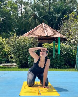 Sonnalli Seygall Instagram - Choose the correct order & vote! 
(Last photo just for kicks. Ignore)
A. Eagle pose, Lion pose, Cat pose, Lizard pose
B. Lion pose, Lizard pose, Cat pose, Eagle pose
C. Lizard pose, Cat pose, Eagle pose, Lion pose
