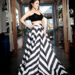 Sonu Kakkar Instagram - 🖤 @perfectwomanmagazineofficial 📸 @photographybyafn 👗 @ranbirmukherjeeofficial 💍 @miranabymegha Styled by @aesana0710 Hairstyling @isha_hmua @dr.khooshigurubhai ♥️ @dr.geetsthakkar @gurubhaithakkar #magazineshoot #covergirl #sonukakkar #perfectwomanmagazine