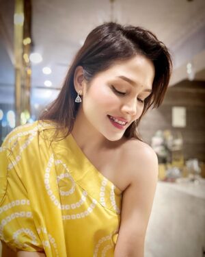 Sonu Kakkar Instagram - Laddoo Peela😅