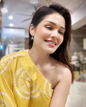 Sonu Kakkar Instagram - Laddoo Peela😅