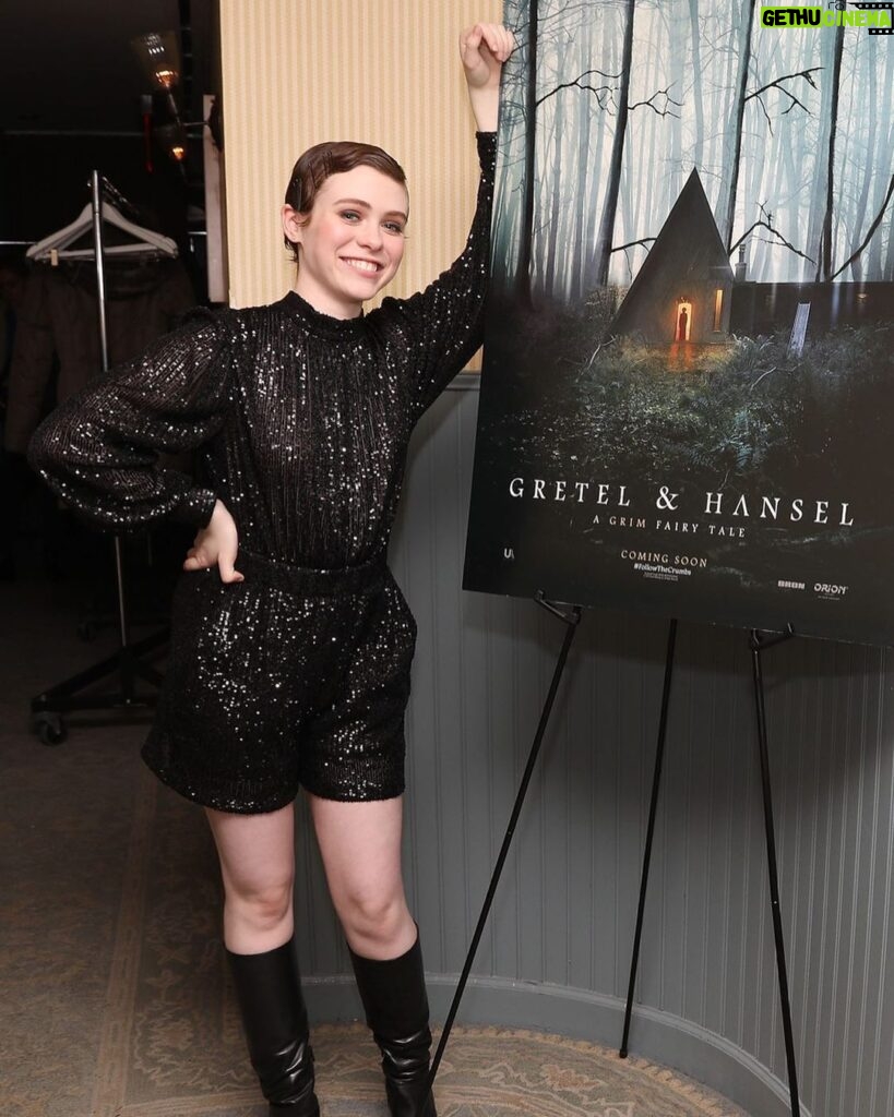 Sophia Lillis Instagram - Had an awesome time at the Gretel & Hansel screening Monday night in NYC! @gandhmovie is out in theaters January 31! #FollowTheCrumbs outfit: @majeparis hair and makeup: @sadahsaltzman Soho House New York