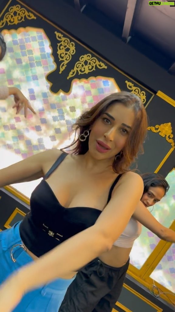 Sophie Choudry Instagram - Let’s see you hook to the beats of #Lips 😍😍 Join the #LipsChallenge, recreate the hookstep and you might just get featured 💋😉 Thank you @ruelhiphop for the fab choreo and my gorgeous @pruutha @navyaagarwal 🩷 @saregama_official @raahimusicworld @ardaas_26 @lovel.arora @ajaybittuarora @ruelhiphop @freddy_daruwala @hslstudios #newsong #reels #trendingsong #sophiechoudry #saregamaofficial