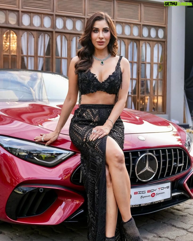 Sophie Choudry Instagram - Girls and their toys😉❤️‍🔥 🚘 #sundayvibes #Lips @bigboytoyz_india #trending #sophiechoudry #mercedesbenz #mercedes #sportscar 📸 @aniketsritava @denyrajput