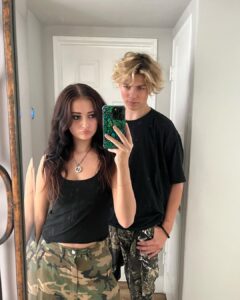 Sophie Fergi Instagram - Twinning👽🖤 Hollywood