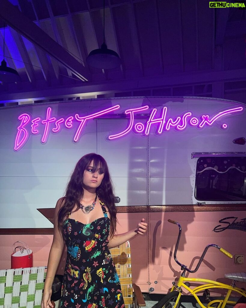 Sophie Fergi Instagram - HAPPY BIRTHDAY BETSEY 🦩🕷🧁 Betsey Johnson