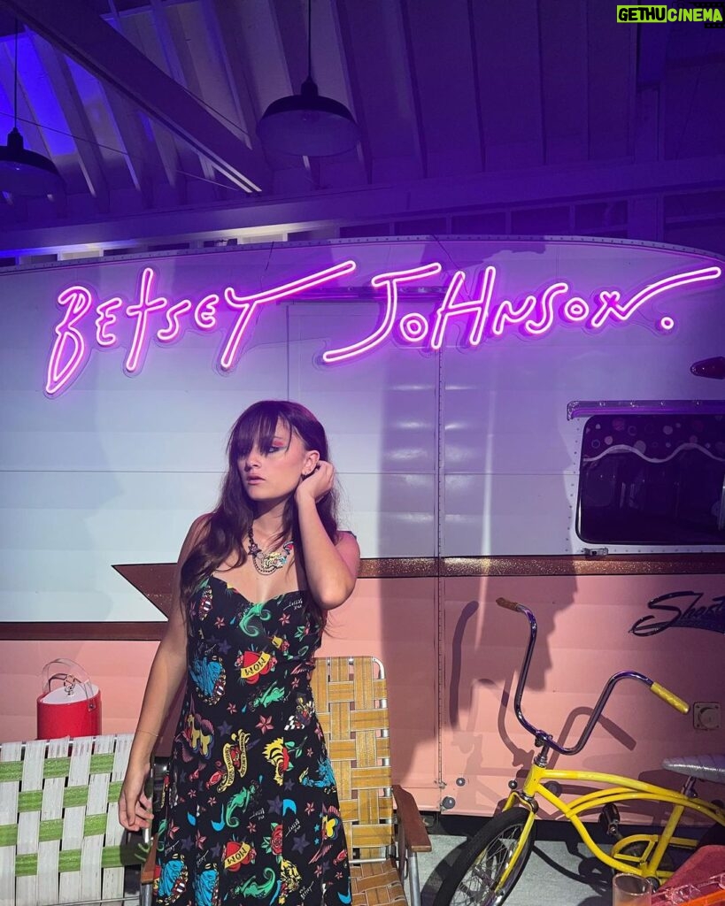 Sophie Fergi Instagram - HAPPY BIRTHDAY BETSEY 🦩🕷🧁 Betsey Johnson