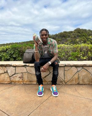 Soulja Boy Instagram - Real loyalty happens behind your back. #SODMG 💰