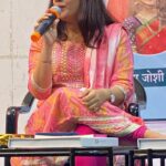 Spruha Joshi Instagram – स्पृहा, अभिजित आणि बरंच काही!!! 📖 

ऐका ना… ~ @spruhavarad 🎤 

#kavita #spruhajoshi #marathikavita #thane #ravanpublishinghouse #actress #marathiactress Thane