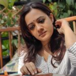 Spruha Joshi Instagram – Good vibes and sunshine ☀️ 
📸 @aartiwadagbalkar Mumbai, Maharashtra