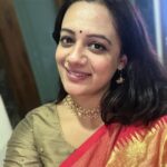 Spruha Joshi Instagram – A classic drape that weaves tradition and grace.
saree by @aarsahandloom 
#SareeLove #SareeStyle #SareeDraping #IndianFashion #EthnicWear #TraditionalSaree