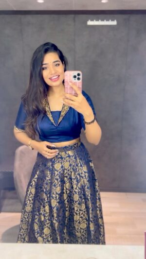 Srinisha Jayaseelan Instagram - இதழ் பூவென்றால் அதில் தேன் எங்கே 
இங்கு பூவேதான் தேன் …❤️💜

Starting the month of love with a beautiful love song😍
Happy February people💜❤️

#singer #casualsinging #love #tamil #instasinger #ownvoice #female #surya #tamannahbhatia #ayan #harris
