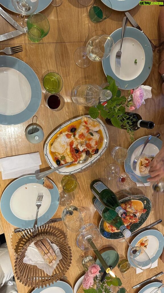 Stanley Tucci Instagram - Dinner for @robertdowneyjr + 11 more!