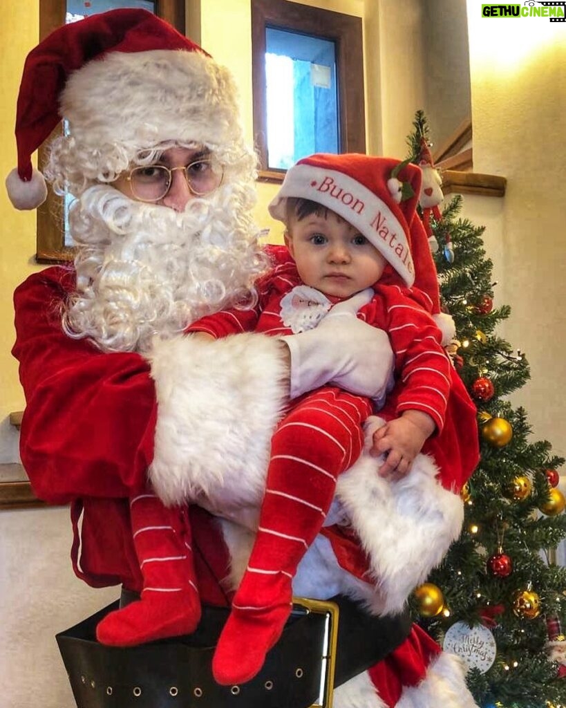 Stefano Lepri Instagram - il primo Natale di Noah 🎅🎁😍