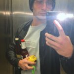 Stefano Lepri Instagram - Mi piacerebbe dirvi che con spensieratezza sto uscendo a bere una birra in buona compagnia ma purtroppo è una foto vecchia 🍻 #tbt #andràtuttobene🌈 319/366 #fotoallospecchiocolflashcomplimentiseiunidiota