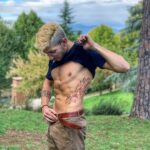 Stefano Lepri Instagram - Quanti significati nasconde una risata la quale assenza rende grigio il mondo .. Il marchio del tatuaggio è l’unico modo che abbiamo per difenderci da chi ci vuole annientare, è il posto segreto dentro il quale possiamo nascondere ciò che per noi è sacro. 274/366 #tattoo #joker #jokertattoo #freehandtattoo #tatuaggio