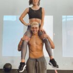 Stefano Lepri Instagram - Chi l’avrebbe mai detto che avremmo lavorato insieme.. su YOUTUBE 🤯 .. facendo video fitness 🤯🤯 !! Che sta succedendo? 🤪🥰😘 #miraalcentro 🎯 267/366 Le Scimmie