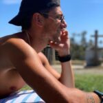 Stefano Lepri Instagram - Un tedesco suonava Wonderwall ad un falò Di notte lui giocava a far ľartista Mentre tu sorridevi e non guardavi, no Mia dolce venere di insta Perché sei stata ľestate migliore della mia vita, è la verità Sembrava la storia infinita e forse era solo la felicità 250/366