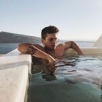 Stefano Lepri Instagram - Ho già caricato in passato questa foto, a luglio dell’anno scorso, la stavo riguardando e stavo pensando a quante volte nella vita fantastichiamo di essere in un posto diverso da quello che stiamo occupando in quel momento, la realtà è che questo momento ci appartiene tanto quanto quello che fantastichiamo di raggiungere con la variante dell’essere presente. Siamo sempre nel posto giusto al momento giusto cambia solo la nostra visione delle cose, il nostro futuro non è altro che presente plasmabile dalle nostre scelte. 248/366 #nonhoancorascattatonuovefoto