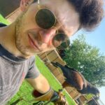 Stefano Lepri Instagram - Nessun uccello vola appena nato, ma arriva il momento in cui il richiamo dell’aria è più forte della paura di cadere e allora la vita gli insegna a spiegare le ali .. il calabrone invece non può volare a causa della forma e del peso del proprio corpo in rapporto alla superficie alare; ma il calabrone non lo sa e perciò continua a volare. 241/366 🦅