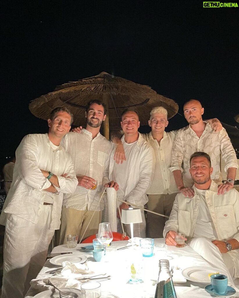 Stefano Lepri Instagram - Sardegna 2023 In ordine di apparizione : - Il mio yatch alle spalle - detonazione Bal Harbour - white party 0 macchie - gli unici svegli alle 8 - Elena suggerisce 2 drink - missione Vesper - stasera McDonald - idioti sull’aereo - più belli o più brutti nello🪞?