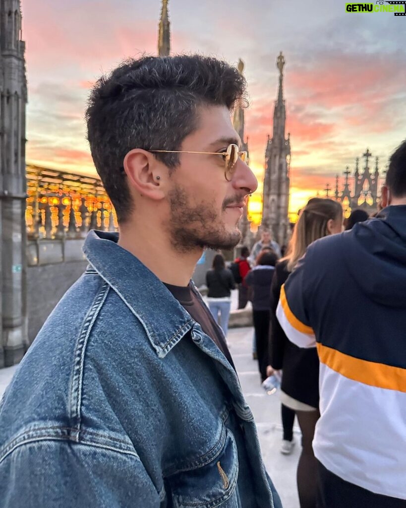 Stefano Lepri Instagram - Ci sono voluti giusto 7 anni ma alla fine sono salito sopra al Duomo di Milano 😝