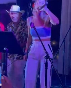 Stephanie Cayo Instagram - Las amigas están en las buenas, no tan buenas, y en las mejores… hicimos prensa, nos montamos a cantar y celebramos 28 de Julio en Miami, porque no importa a donde uno vaya, el amor por la tierra y por tus personas favoritas te acompaña donde sea que vayas.. Por cierto Torbellino ahorita lanza un documental en YouTube.. - Friends are in good times, not so good, and in the best ones... we did press, we got up to sing and we celebrated July 28 in Miami, because no matter where you go, the love for your land and for your favorite people will always be with you wherever you go...