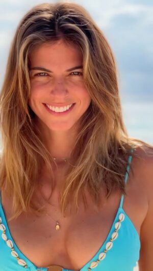 Stephanie Cayo Instagram - A veces pienso que tu vida es como una buena canción, una que te da ganas de bailar y cantar.. pensaba acerca del tempo natural que uno tiene, que uno no debería ni acelerarse ni ralentizarse si no ir a tu ritmo natural, aprender lo que debes en el momento adecuado, ni antes ni después, y con personas que te dan la sensación de estar en el momento correcto con el corazón en paz y el alma llena de ganas 🍃 

Que tu prisa no le gane a tus ganas y que tus ganas encuentren el lugar correcto con las personas con las que disfrutas la vida 🍃 

Ustedes que piensan acerca del tempo natural de uno? 

-
Gracias @nesttulum por recibirnos en tu Nest Villa. Maravilloso lugar y sanador. 🤍
-

Sometimes I feel that life is like a good song. One you want to sing and dance to. I thought about the natural tempo that one has, that one should neither speed up nor slow down, but go at your natural pace, learn what you must at the right time, neither before nor after, and with people who give you the feeling of being in the right moment with a peaceful heart and a soul full of desire 🍃
May your rush not beat your desire and may your desire find the right place with the people who help you enjoy life more.
What do you guys think about one’s natural tempo? 🍃