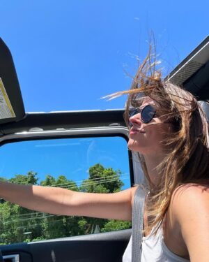 Stephanie Cayo Instagram - Si un vuelo queda cancelado, te tomas otro, pero a otro lugar. Así es la vida.
Hay cosas que me gustan mucho mucho… la música, el clima caliente y estar despeinada… sin zapatos 💃🏼 ☀️ 

-

If a flight gets cancelled, you take another one, but to different place. This is life.
There are things that I really like... music, hot weather, and being disheveled... with no shoes 💃🏼 ☀️