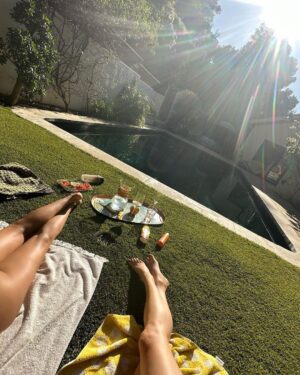 Stephanie Cayo Instagram - Hola Abril. Mi pie les dice hola y también las flores que florean por esta época..
@lindseychilds 📸 
-
Hello April, mi foot says hi and also the flowers that blossom in this season.. 
my best photographer.. @lindseychilds