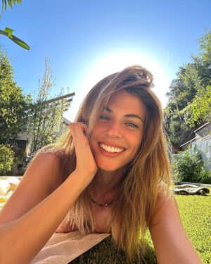 Stephanie Cayo Instagram - Hola Abril. Mi pie les dice hola y también las flores que florean por esta época..
@lindseychilds 📸 
-
Hello April, mi foot says hi and also the flowers that blossom in this season.. 
my best photographer.. @lindseychilds