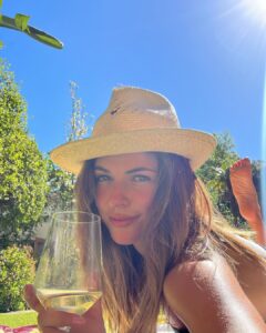 Stephanie Cayo Instagram - Hola Abril. Mi pie les dice hola y también las flores que florean por esta época.. @lindseychilds 📸 - Hello April, mi foot says hi and also the flowers that blossom in this season.. my best photographer.. @lindseychilds Los Angeles, California