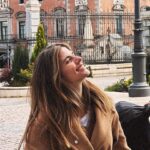 Stephanie Cayo Instagram - El amor para mí es la capacidad de hacer feliz al otro y que eso te haga feliz a ti… Cuándo la felicidad del otro te produce felicidad y no lo haces por agradar, lo haces por ver al otro feliz, es amor 🩷 Les presento a Andrés, que me ha acompañado siempre como si Dios lo mandara, en momentos de crecimiento, mudanzas, viajes, nuevos amores, bailes y culturas.. gran dibujante, arquitecto, diseñador, pintor, hace lámparas con pedacitos de madera.. tiene frases que te iluminan y de pronto la vida es más bonita.. memoriza grandes poemas… tiene risa contagiosa.. y es mi amigo. 🩷 amen! Madrid, Spain