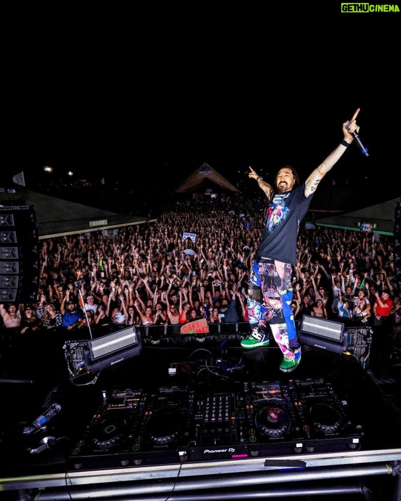 Steve Aoki Instagram - Sold out my Hawaii show! My brother @kevaoki holds it down out here for the Aoki fam so it’s become my second home for me. Mahalo!! 1. My club remix for Hungry Heart literally dropped yesterday. 2. Fam 3. Welcome to the @dimmak fam @wolfganggartner 4. Extra icing in Hawaii. These Hawaiian bakers didn’t hold back. 5. Yeaaaaaaahhhh @liljon voice 6. Everything U do makes me feel. #afroki 7. Group shot with my Hawaiian friends 8. Thank u @nostalgixmusic for rocking a set. U killed it! 9. Cake signs always get the priority 10. I ❤ Hawaii Wet 'n' Wild Hawaii