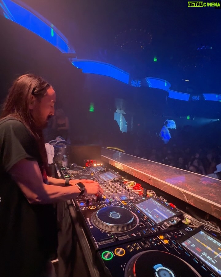 Steve Aoki Instagram - Vegas is always a good time 1. New 🆔 2. Munecas vibes 3. #Afroki 🆔 @afrojack 4. I love this song. This vocal blows my mind. @haylasings @johnsummit 5. Keep the vibes going 6. @3arelegend 🆔 @dimitrivegasandlikemike 7. Best club in the world @omnianightclub 8. In vegas we cake pillow you 9. ❤❤❤ 10. My party crew OMNIA Nightclub