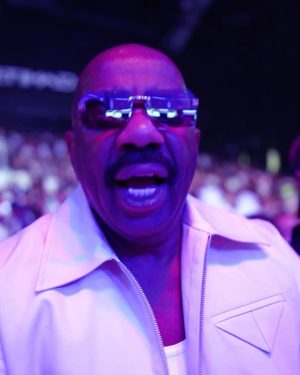 Steve Harvey Instagram - You KNOW @IAmSteveHarveyTV was going to come through drippin' for #UFC280 💧

[ @VisitAbudhabi | @AbuDhabiEvents | #InAbuDhabi ]