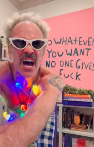 Steven Ogg Instagram - Not all so lucky
in life
in love
in fortune
in good tidings.
Not all so easy
for so many
ESPECIALLY 
this time of year!
Be extra kind
be extra compassionate 
and
especially reach out
to those you know
to those you may encounter 
that need some love.
HAPPY HOLIDAYS 
to you
and to absent friends/family.
XO #happyholidays #merrychristmas #be #kind