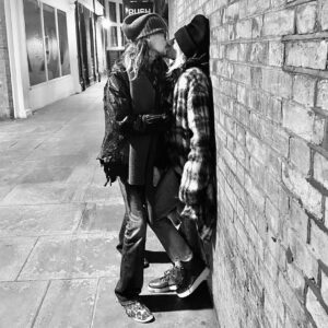 Steven Tyler Instagram - 🖤🖤🖤 @theaimeeann 
#REPOST @theaimeeann
What clams look like when they are happy.  #london @iamstevent 📸: @codyskyphoto