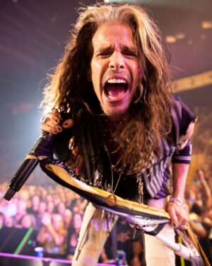 Steven Tyler Instagram - BOBBLEHEADS NOW AT MERCH STAND 😜... SHOULD WE??? #DEUCESAREWILD
📷@zack.whitford
