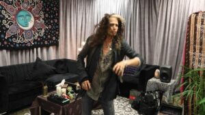 Steven Tyler Instagram - NOT EXACTLY THE SAME OLD SONG AND DANCE 
#DEUCESAREWILD #AEROSMITH
🎥@justinmcconney