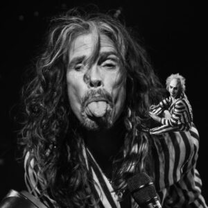 Steven Tyler Instagram - HEY... WE EVEN SHOP AT THE SAME STORE!!! EVEN STEVEN!!! MY #ELFONTHESHELF

📷 @katbenzova_rockphoto 
BEETLEJUICE 🎥 @timburton