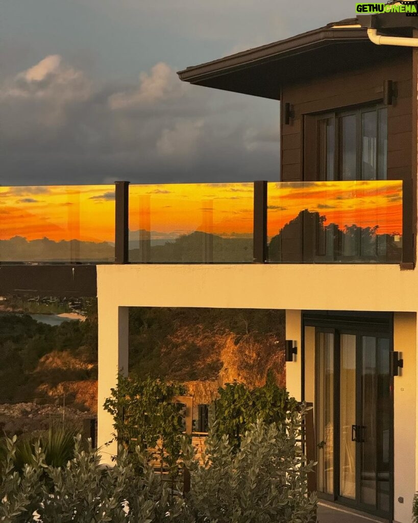Storm Reid Instagram - obsessed with the sky 🥹 thank you @tamarindhills @antiguaandbarbuda for the views 🌅 Antigua & Barbuda