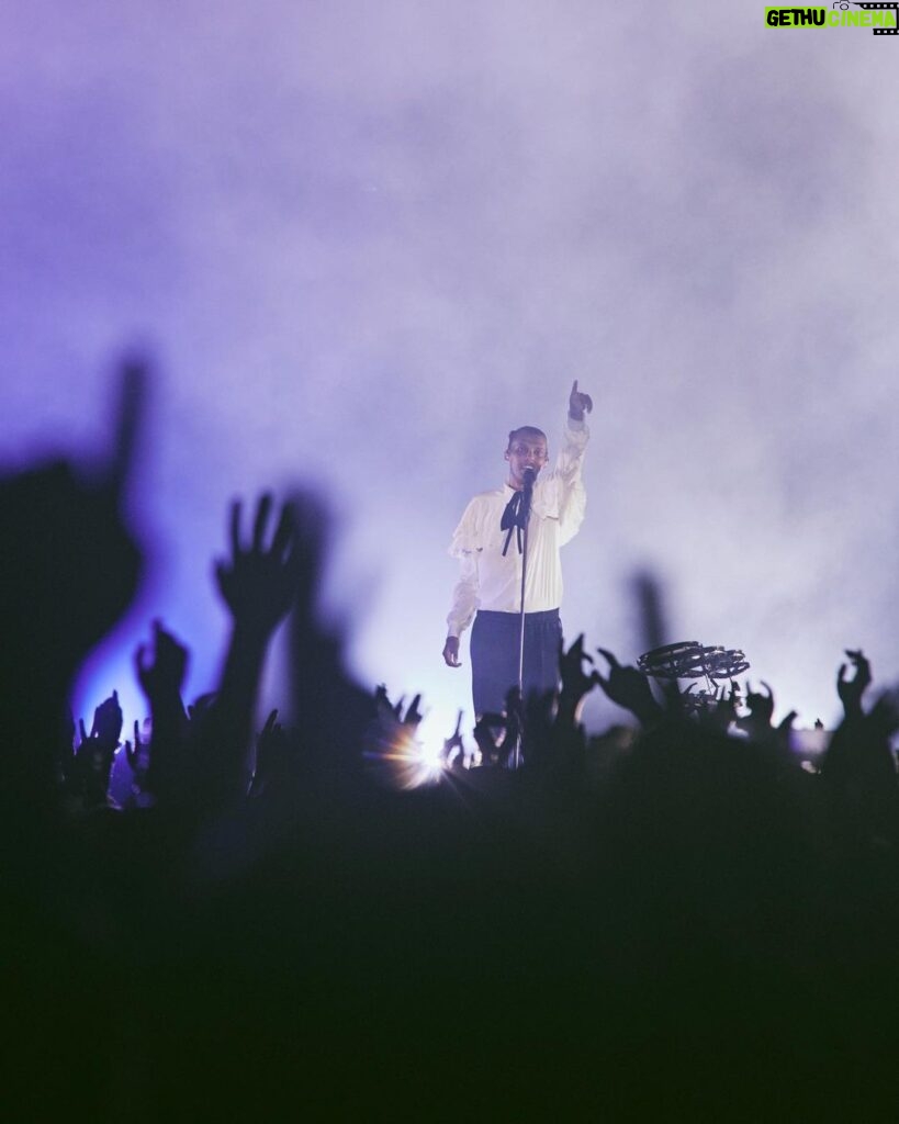 Stromae Instagram - C'est reparti pour la dernière partie de la tournée des festivals ! -- On the road agaiiin for the last part of this festival tour! Next stops: @szigetofficial , @fest_festival & @cabaretvert 📸 @lydie.bonhomme