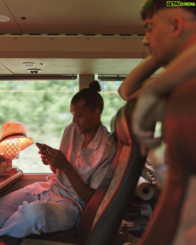 Stromae Instagram - C'est reparti pour la dernière partie de la tournée des festivals ! -- On the road agaiiin for the last part of this festival tour! Next stops: @szigetofficial , @fest_festival & @cabaretvert 📸 @lydie.bonhomme