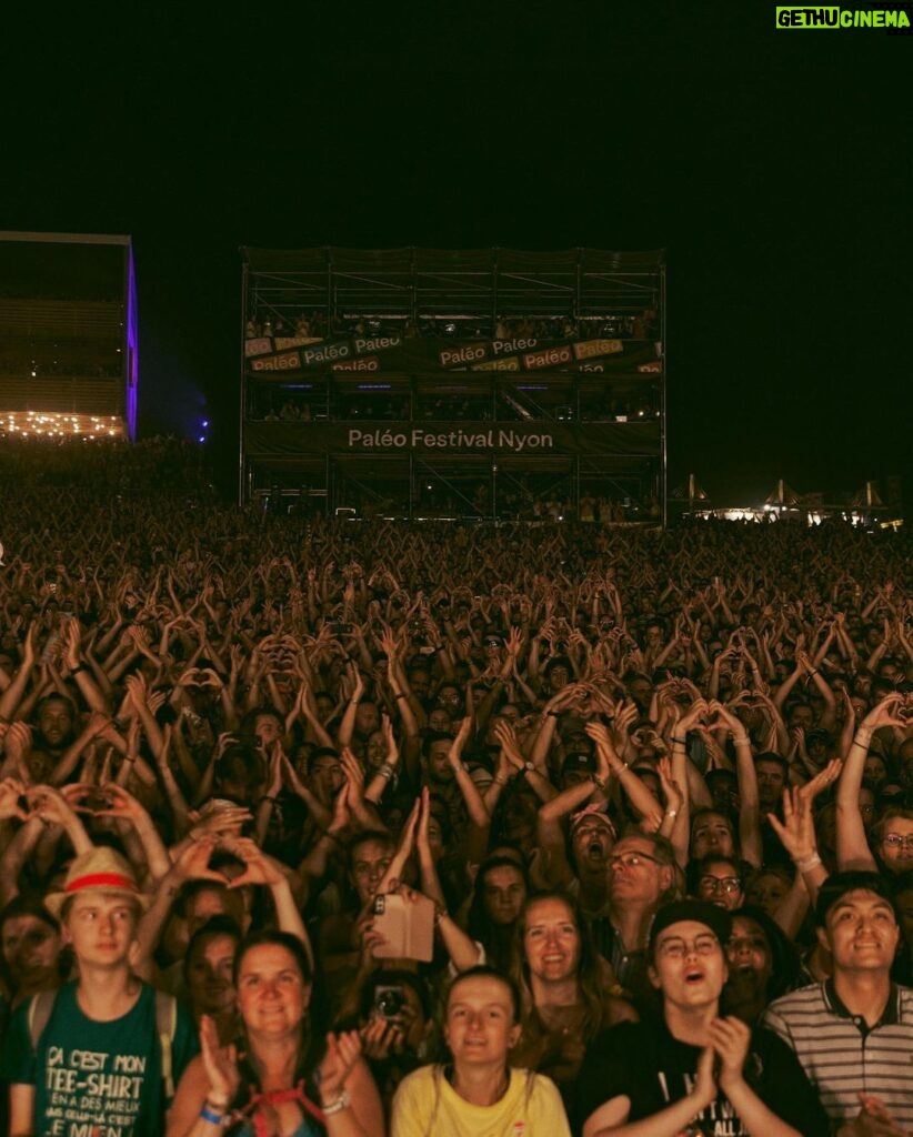 Stromae Instagram - C'est reparti pour la dernière partie de la tournée des festivals ! -- On the road agaiiin for the last part of this festival tour! Next stops: @szigetofficial , @fest_festival & @cabaretvert 📸 @lydie.bonhomme